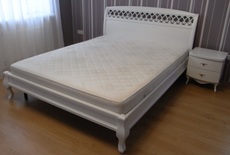 Біле ліжко для дівчини
