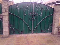 Ковані ворота, хвіртки, забори, альтанки, поруччя балконів.