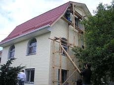 Монтаж водостоків, підшивка карнизних звисів сайдінгом