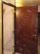 Зовнішні металеві двері.