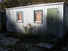 Продам побутовки б / у на метал каркасі + кунг