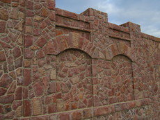 Огорожа з кварцит каменю.