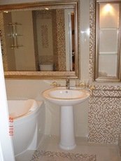 Облицювання кахлем, плиткою, мозаїкою, керамічною плиткою.