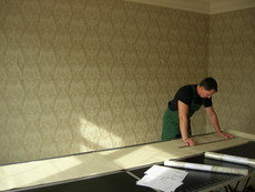 Поклейка екслюзивних паперових шпалер