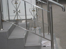 Огородження з нержавіючої сталі і художньої ковки