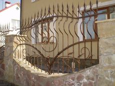 Паркани та огорожі