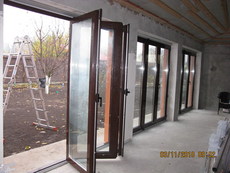 `Теплі` алюмінієві двері типу `гармошка` ALUMIL (Греція)