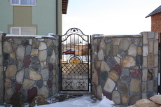 Забор (огорожа), криниці з природнього каменя