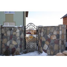 Забор (огорожа), криниці з природнього каменя