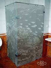 Стеклянные ограждения душевых кабин, двери, полки, зеркала