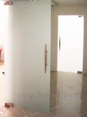 Маятникові скляні двері