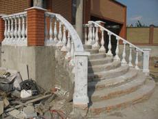 Балюстради, балясини, перила, колони з бетону.