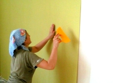 Поклейка стін шпалерами