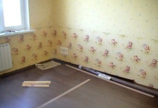 Обклеювання стін шпалерами