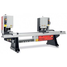 Двоголовий зварювальний верстат з розводяться кутами зварюва