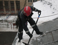 Очистка снігу та льоду з дахів