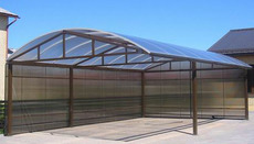 Навіси для автомобілів біля приватного будинку, котеджу