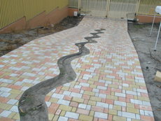 Виконуємо роботи з укладання тротуарної плитки.