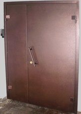 Тамбурні, вхідні металеві двері.