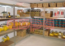 Деревянные стелажі для дому