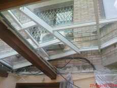 Красивий архітектурний елемент із склянним дахом.