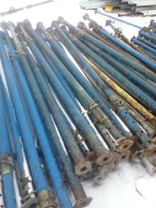 Опорні стійки для опалубки.