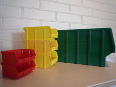 Пластикові ящики для метизів / стелажі для ящиків