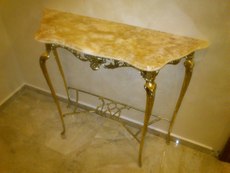 Консолі з мармуром, оніксом, гранітом