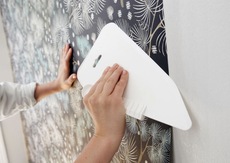 Клеїти шпалери в Києві.