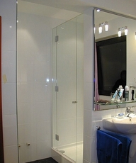 Скляні двері в душову кабінку