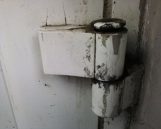 Ремонт петель в алюмінієвих і пластикових дверях (Київ).