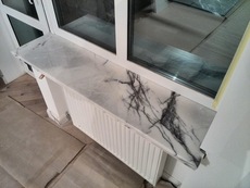 Мармурові підвіконня.