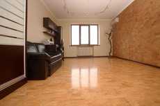 Пробкова підлога і шпалери.