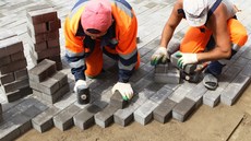 Укладання тротуарної плитки, бруківки