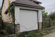 Гаражні секційні ворота