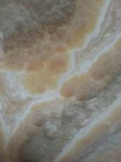 Онікс відмінно просіює світлові промені