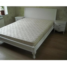 Біле дерев'яне ліжко