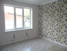 Поклейка шпалер в кімнаті