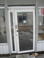 Ремонт алюмінієвих і металопластикових дверей Київ, заміна