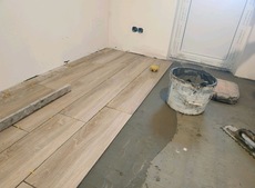 Укладання плитки на підлогу, стіни